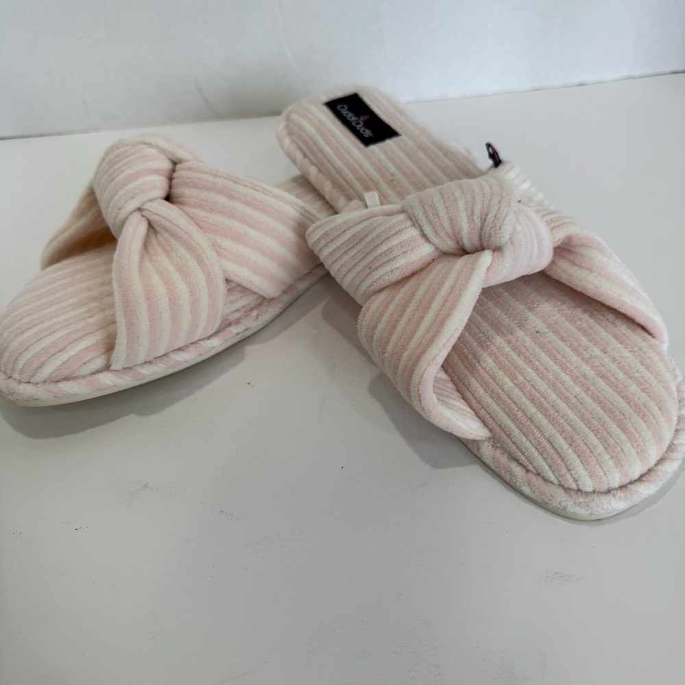 CUDDLE DUDS size 11-12 women’s cozy light pink striped women’s slippers